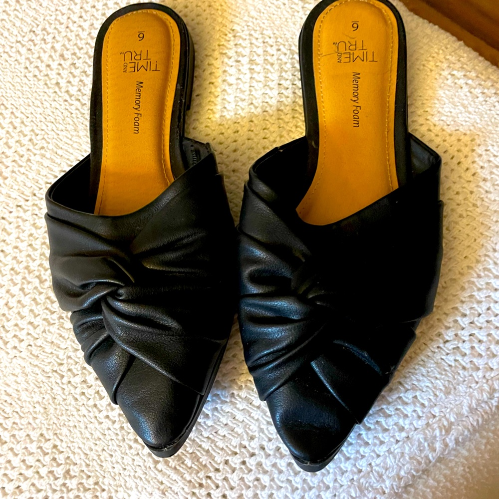 Time and Tru slip on flats.